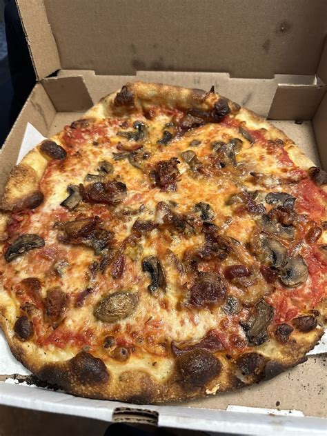 Grand apizza - S4 E5 - New Haven Series GRAND APIZZA in Clinton -Connecticut - - source of world-famous APIZZA. Grand Apizza is located up the Shoreline from New Haven - Ap...